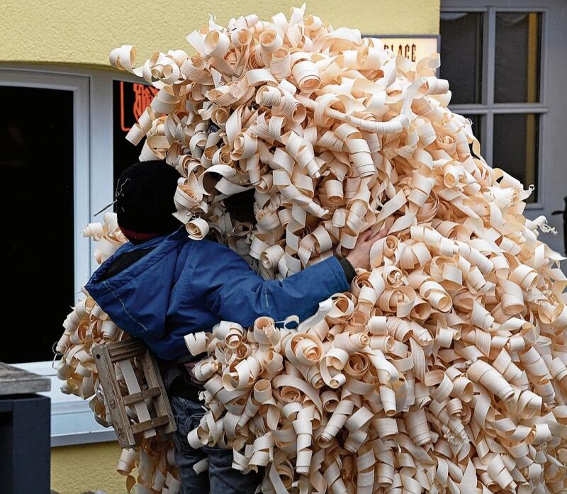 Soll Glück bringen: Die stürmische Umarmung vom «Hobuspöönig».Foto: Andreas Walker