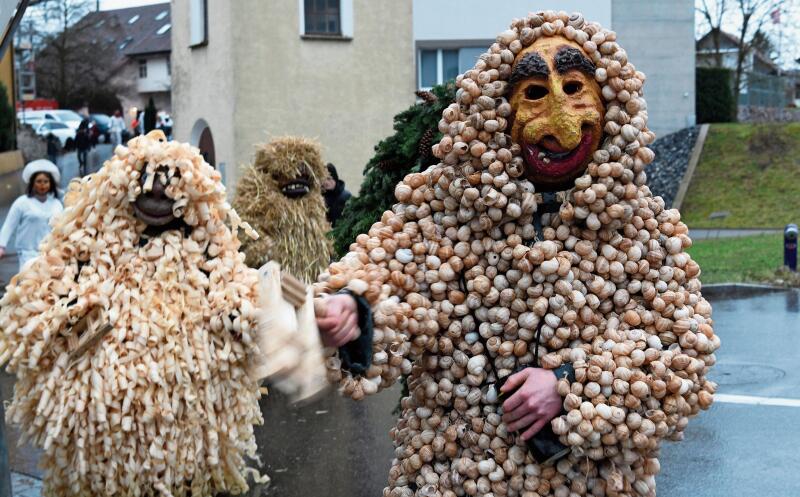 Gelebtes Brauchtum: Die Bärzeli ziehen jeweils am 2. Januar in ihren aufwendig kreierten Gewändern durchs Dorf. Foto: Andreas Walker