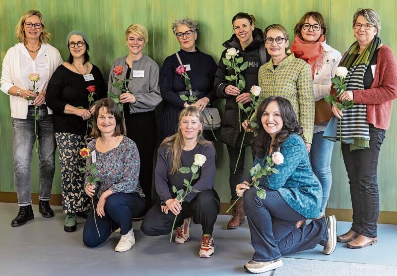 Workshop-Leiterinnen: vorne: Natalie Borter, Sibylle Hausegger, Christina Weigl; hinten: Claudia Brett, Sabina Schwaar, Nina Zuffellato, Manuela Morelli, Monika Sattler, Elisabeth Burgener Brogli, Angelica Bütler und Regula Kuhn-Somm.Foto: zvg