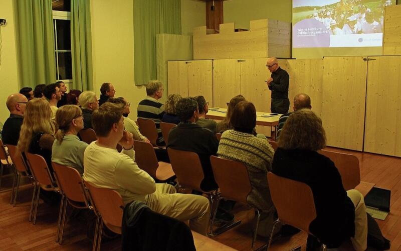 Stadtschreiber Christoph Hofstetter gab einen Überblick über die politischen Systeme.Foto: Dhu