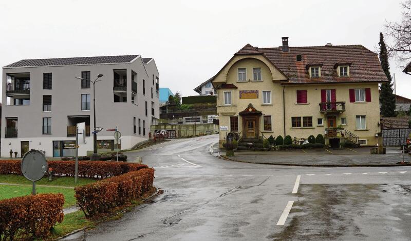 Links die Moderne, rechts das Historische: Die Buurestube (rechts) steht zum Verkauf und der Gemeinderat würde gerne zuschlagen.Foto: rfb