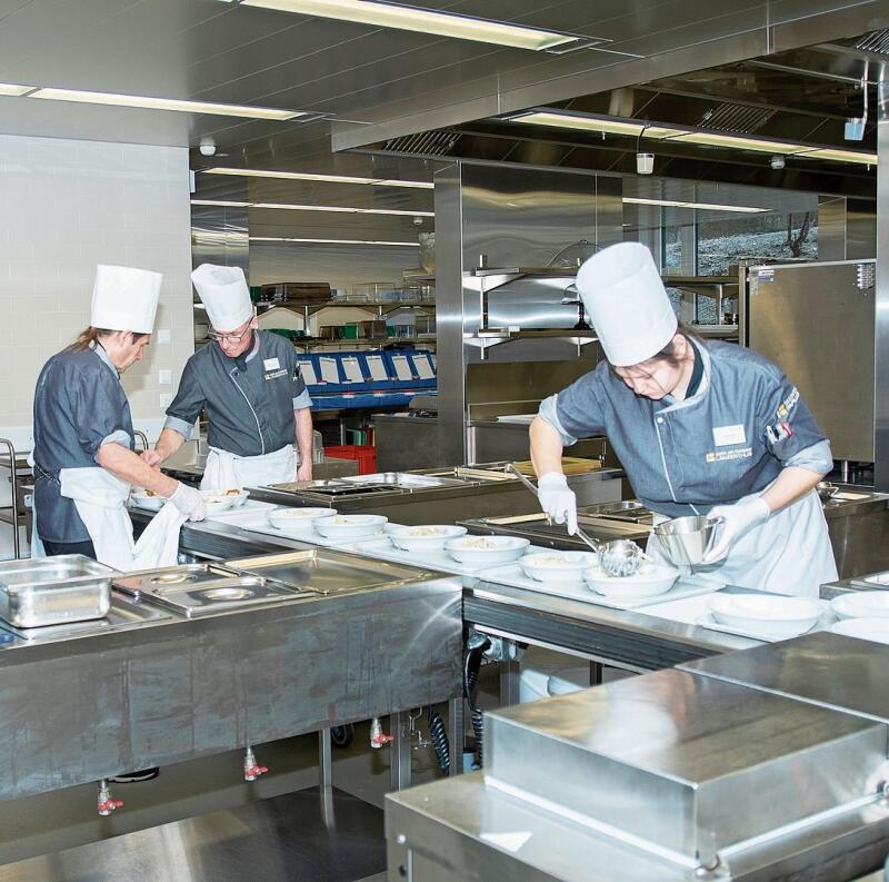 Die Portionen werden vom Küchenteam in Teller abgefüllt.Foto: Peter Winkelmann