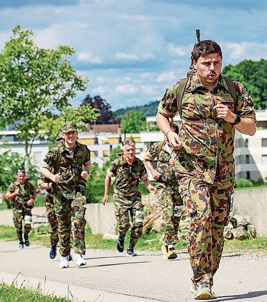 Mit vollem Gepäck und Sturmgewehr absolvieren die Teilnehmenden die Strecke.Foto: rsc