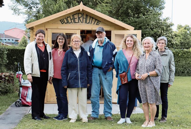 Eröffnung mit Herzblut: Das Projektteam freut sich über die gelungene Einweihung der Bücherhütte in Schafisheim.Foto: Romi Schmid