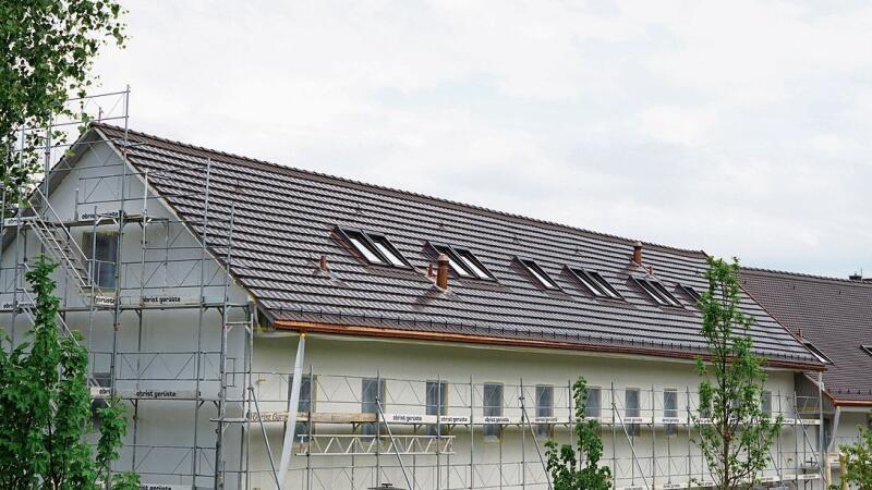 Man könnte meinen, es handele sich um gewöhnliche Biberschwanzziegel. Von blossem Auge sind die PV-Module kaum zu erkennen. Foto: Rinaldo Feusi