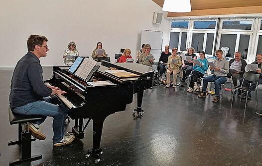 Schon seit einiger Zeit ist der Chor mit dem musikalischen Co-Leiter Michael Schraner am Proben.Foto: rst