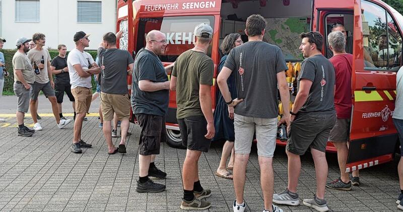 Das neue Fahrzeug wird von den Besucherinnen und Besuchern unter die Lupe genommen.Foto: AW
