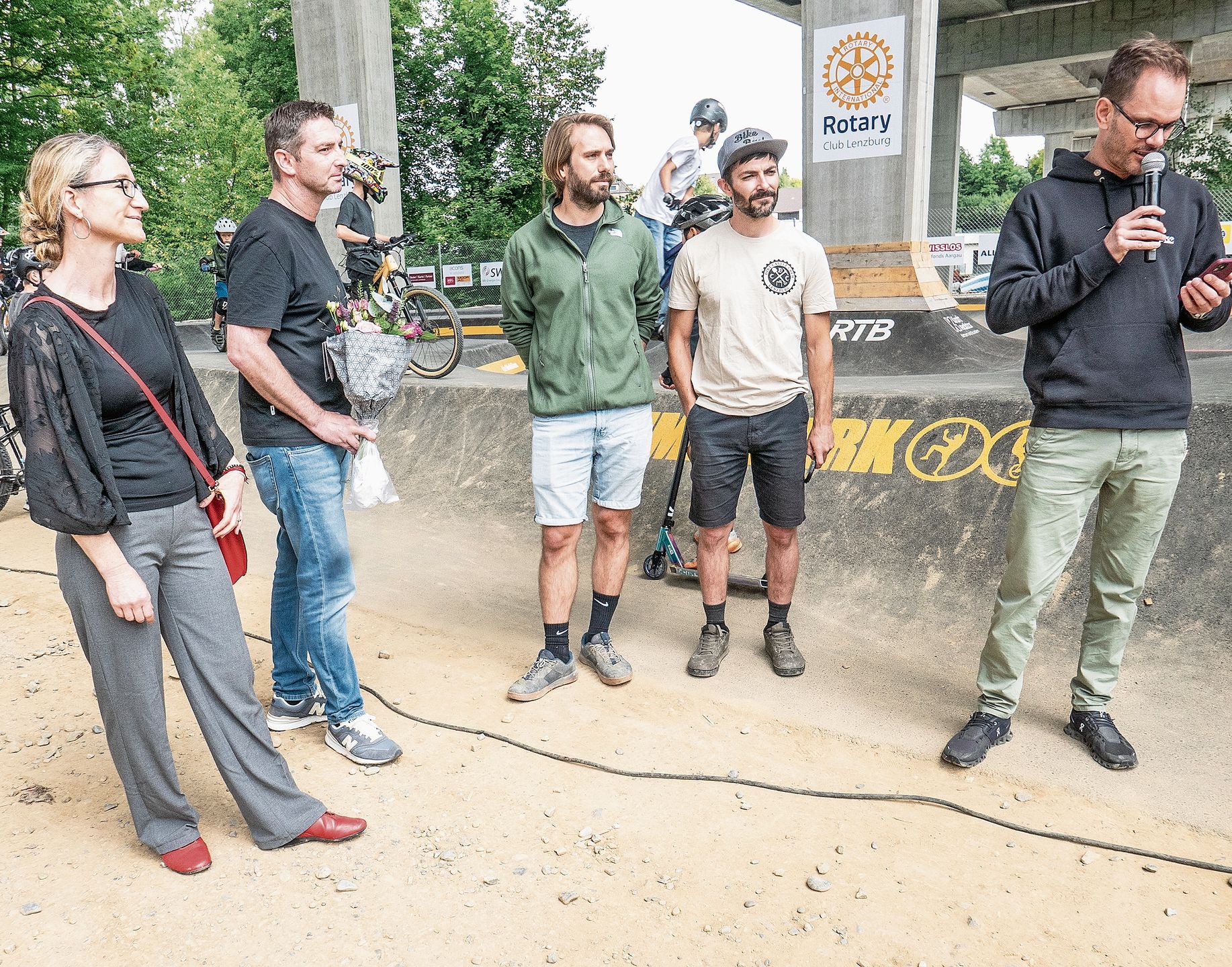 Bewusst kurze Ansprachen hielten Ariane Fankhauser (Gemeinderat Niederlenz), Sven Ammann (Stadrat Lenzburg), Timon Kobel und Silvan Marfurt (Verein DirtCastle Crew) und Sandro Negro (Rotary Club Lenzburg).Foto: Peter Winkelmann