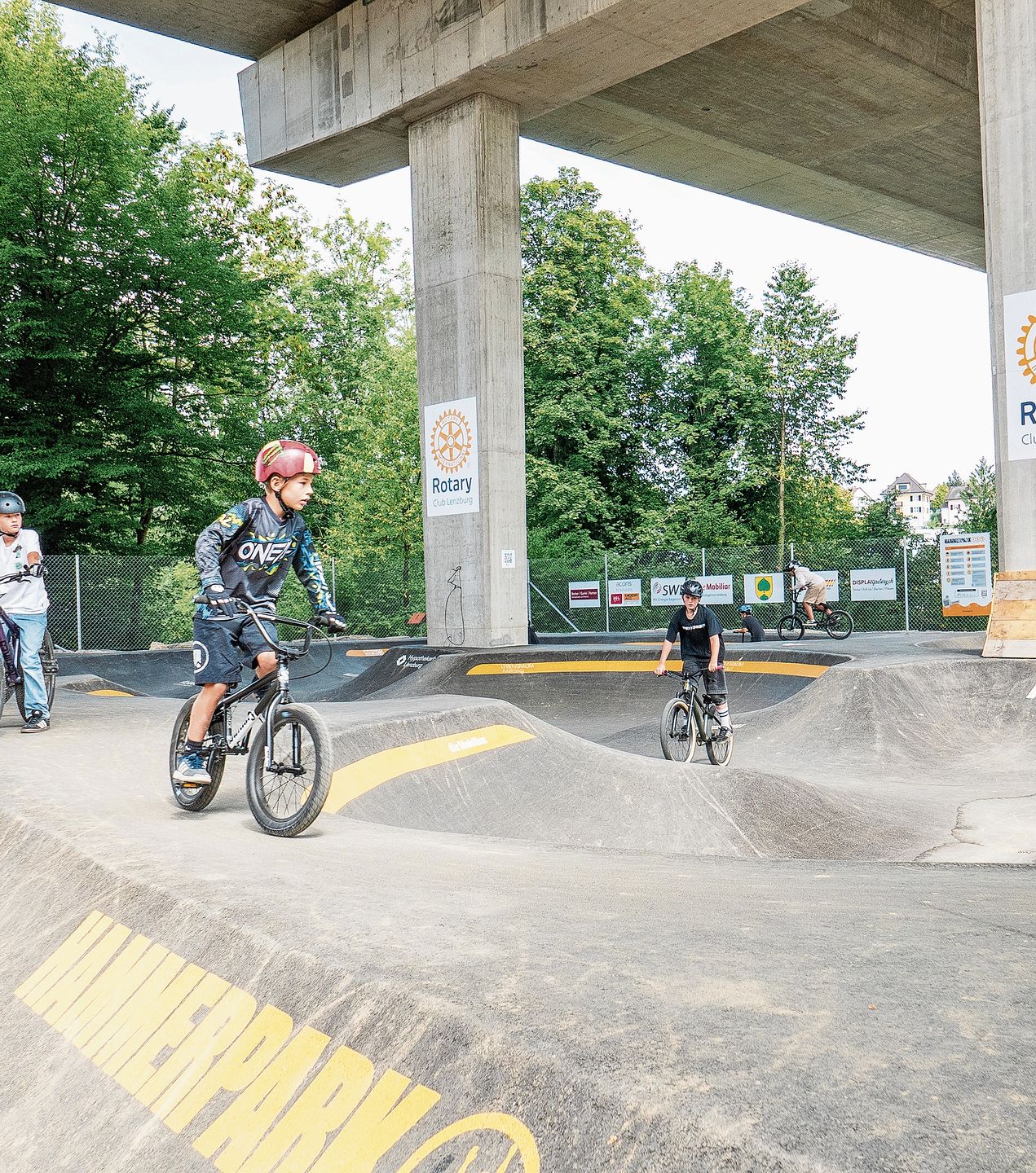 Rauf und runter: Der neue Pumptrack im Hammerpark kommt bei Kindern wie Jugendlichen und Erwachsenen sehr gut an.Foto:  Peter Winkelmann