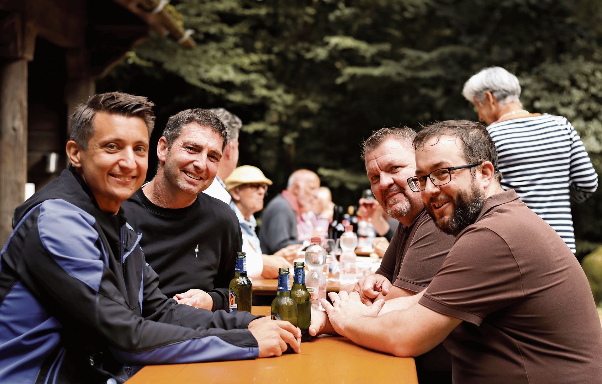 Nach dem Waldumgang gab es bei der Römersteinhütte einen gemütlichen Ausklang: Andreas Schmid, Vizeammann und Ressortvorsteher Forst (links), Sven Ammann, Stadtrat, Matthias Ott, Stadtoberförster, und Marcel Zurbuchen, Revierleiter Forstdienste Lenzia.Foto: zvg 