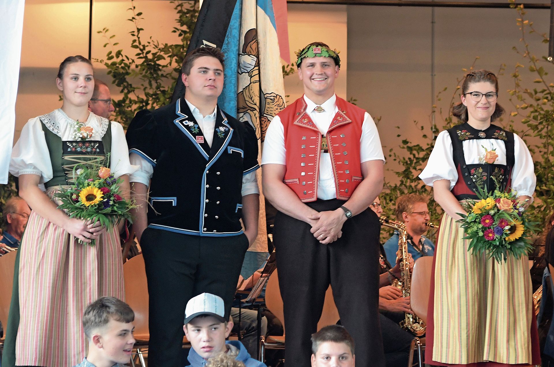 Moritz Buchmann und Nick Alpiger mit den Ehrendamen.Foto: Andreas Walker