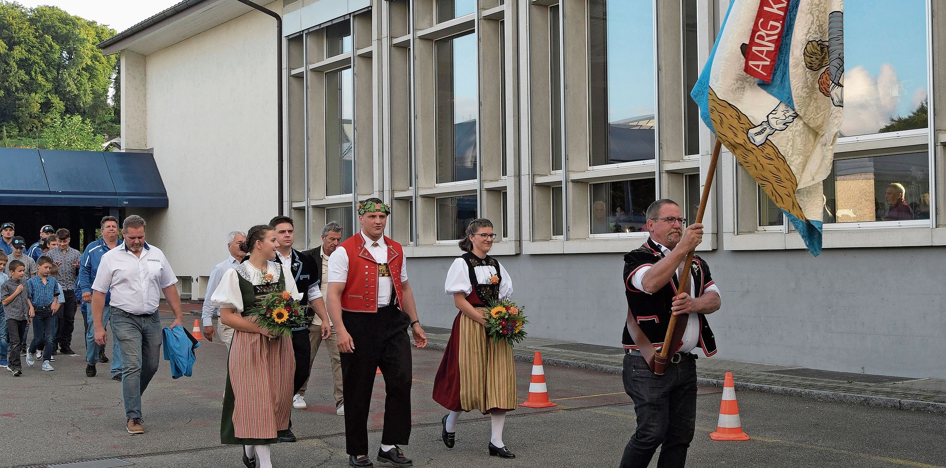Grosser Andrang beim Einmarsch in die Mehrzweckhalle.Foto: Andreas Walker