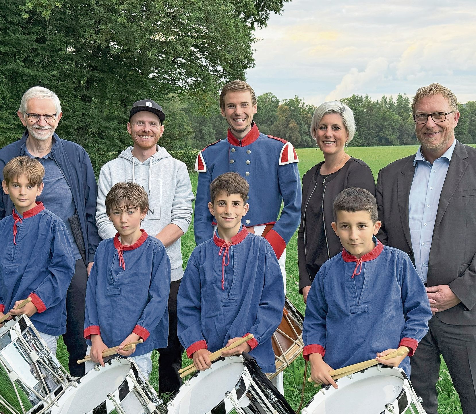 Eine Delegation des OK Fischessen überreicht Vertretern der Jungtambouren 5000 Franken.Foto: zvg