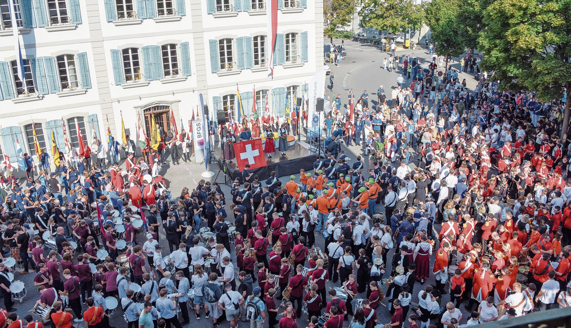 So voll war der Freischarenplatz zuletzt am Jugendfest: Am Sonntag fand der Festumzug mit anschliessender Festansprache von Bundesrat Albert Rösti statt.