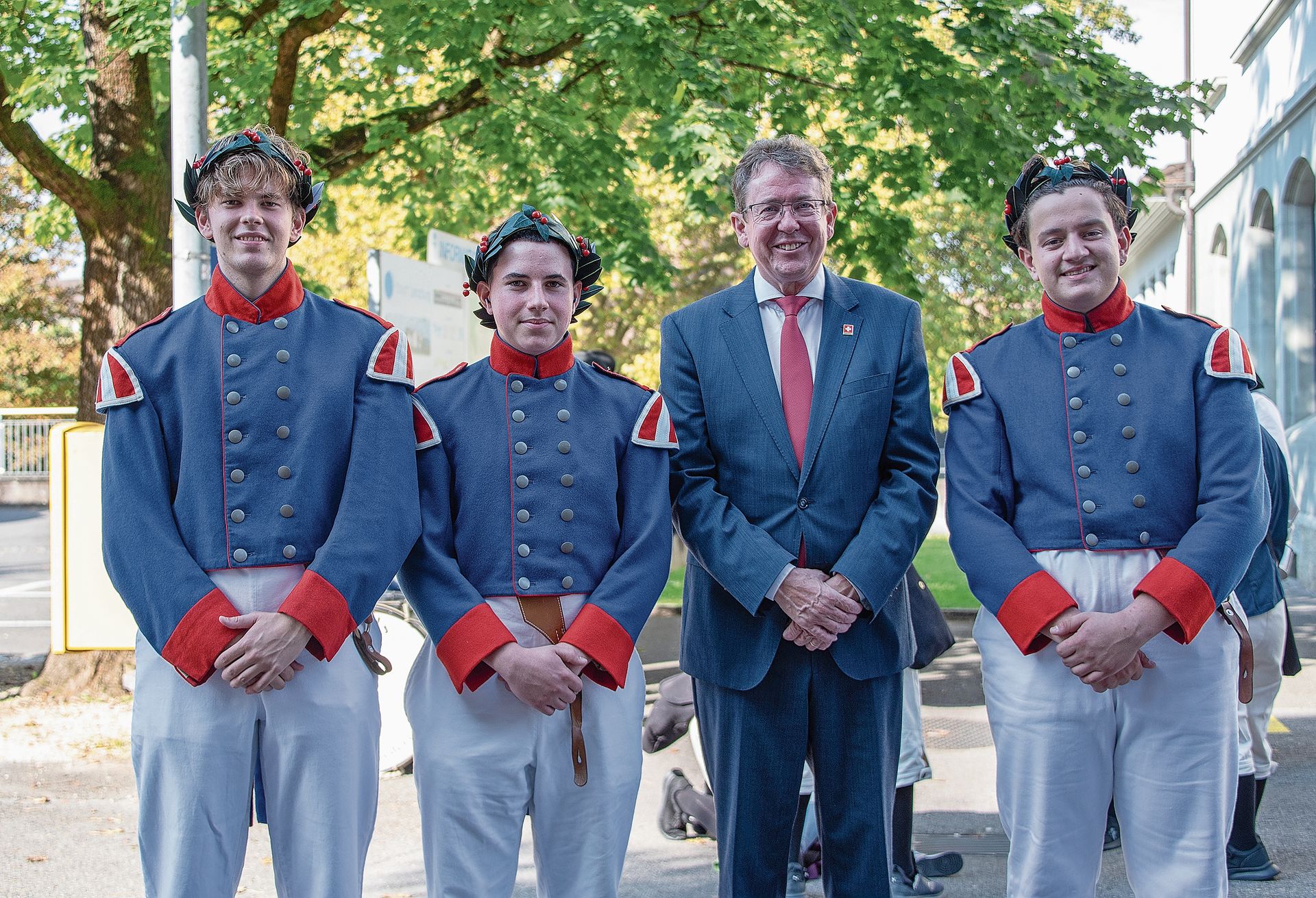Siegerfoto: Strahlende Gesichter bei den Lenzburger Kranzgewinnern und Albert Rösti.