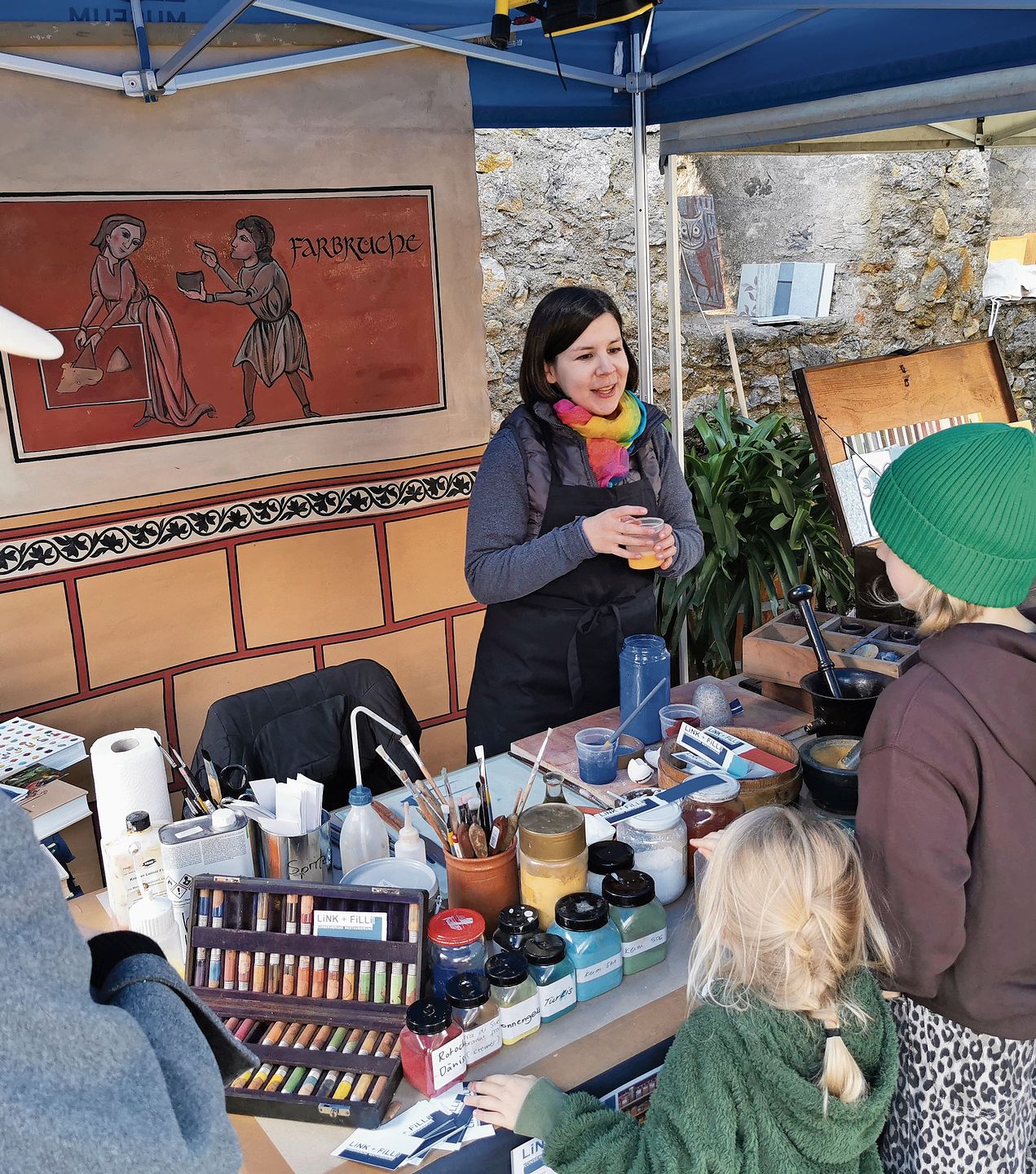 Restauratorin Anita Filli erklärt einiges zu Farben in der Farbküche.Foto: Verena Schmidtke