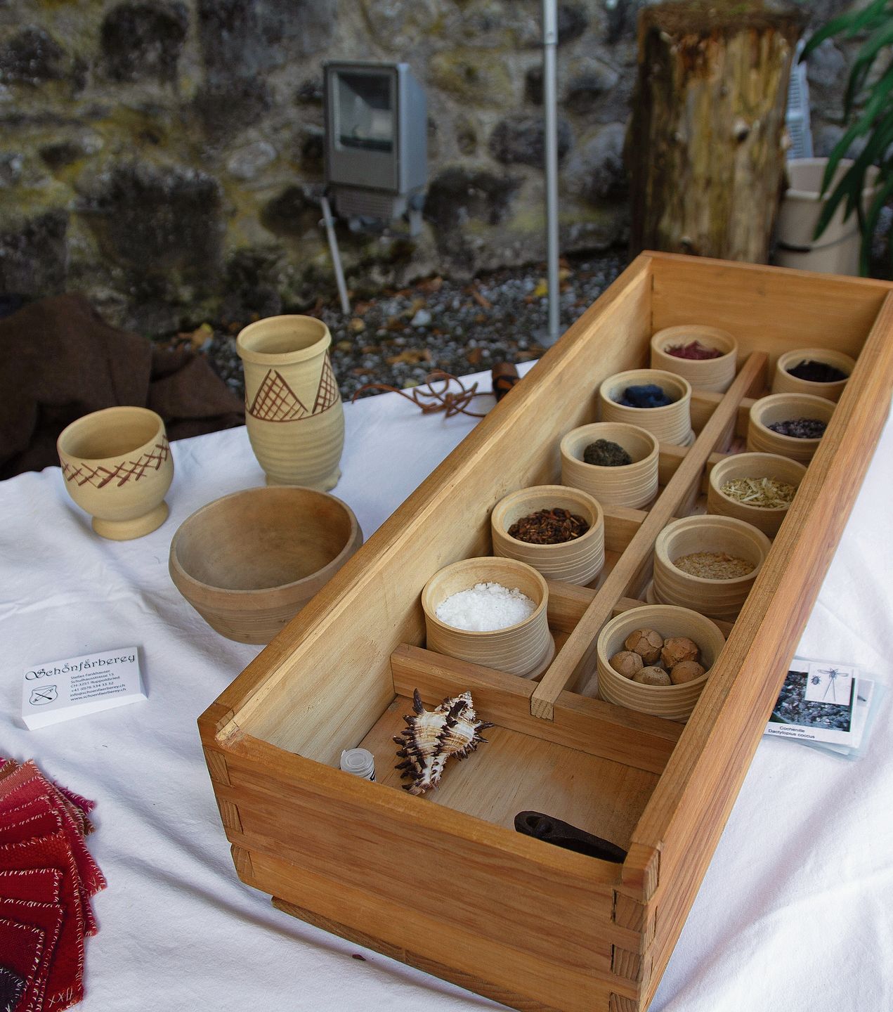 Pflanzliche Färbemittel und eine Farbpalette.Foto: Verena Schmidtke