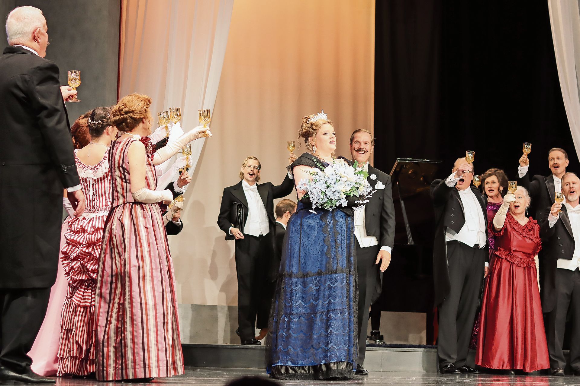 Prost! Mit einem festlichen Trinkspruch feiern die Darstellenden den glanzvollen Höhepunkt der Operette.Foto: Romi Schmid 