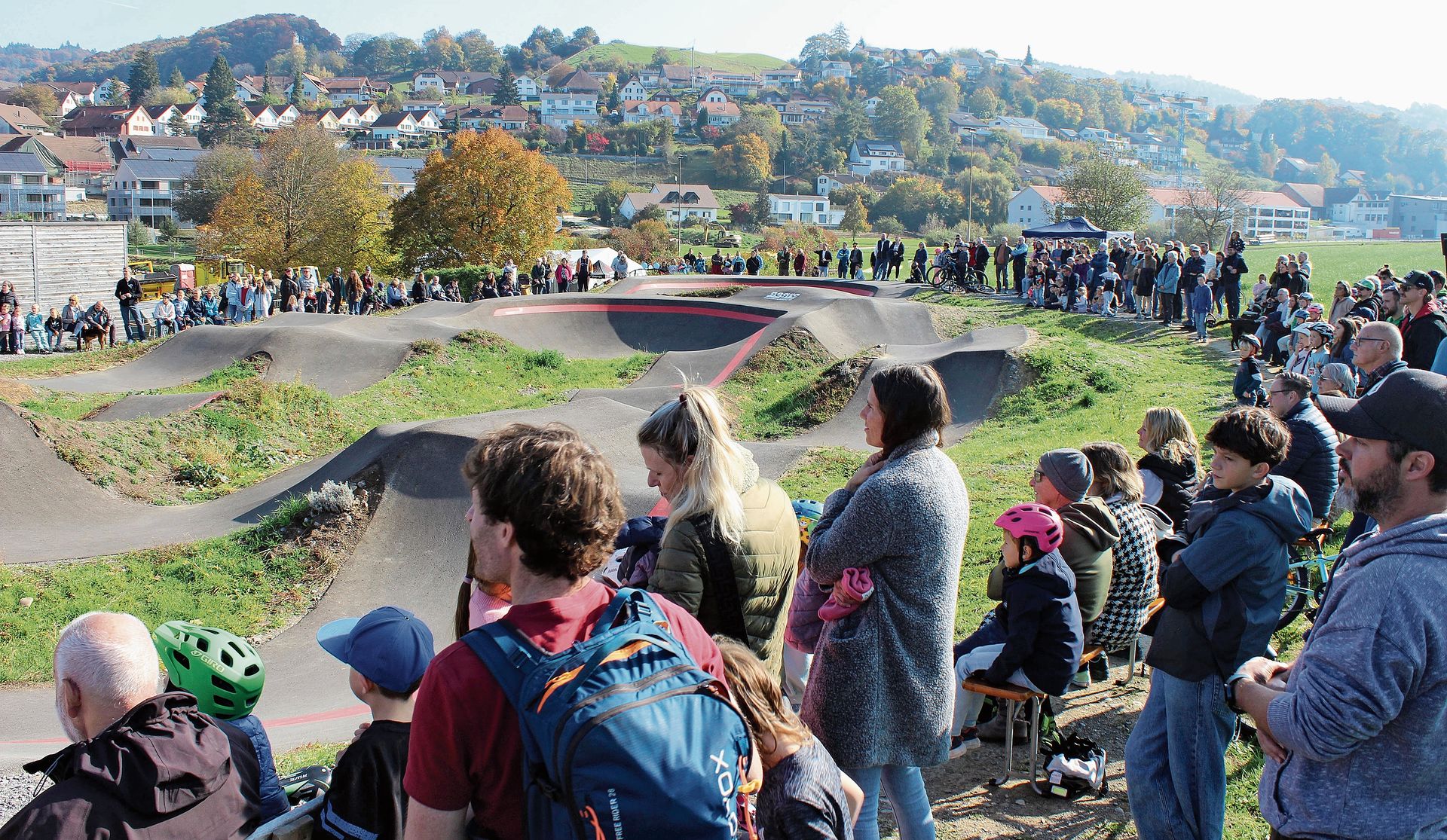 Das halbe Dorf versammelte sich um den Pumptrack.Foto: Debora Hugentobler Das halbe Dorf versammelte sich um den Pumptrack.Foto: Debora Hugentobler