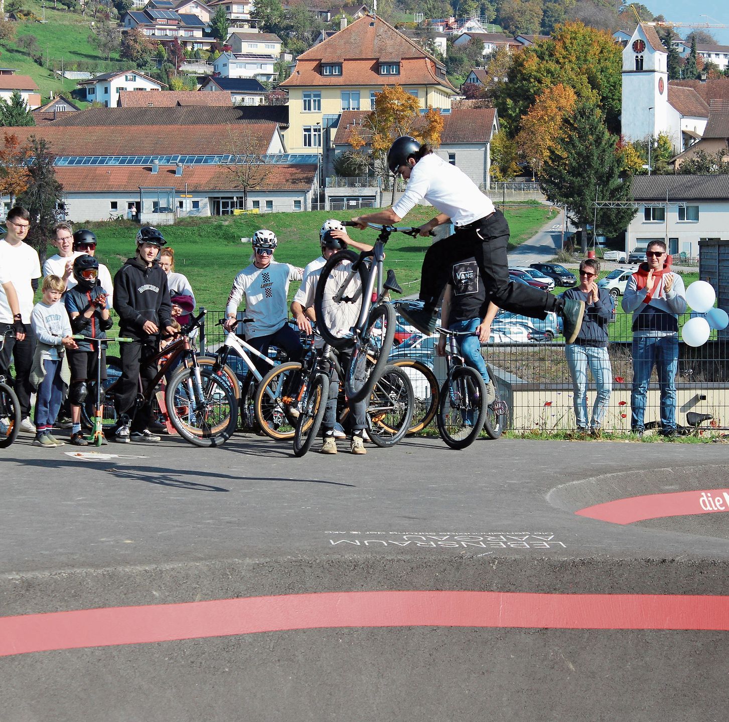 Jonas Schneider bei einem «Tailwhip».Foto: DHu Jonas Schneider bei einem «Tailwhip».Foto: DHu
