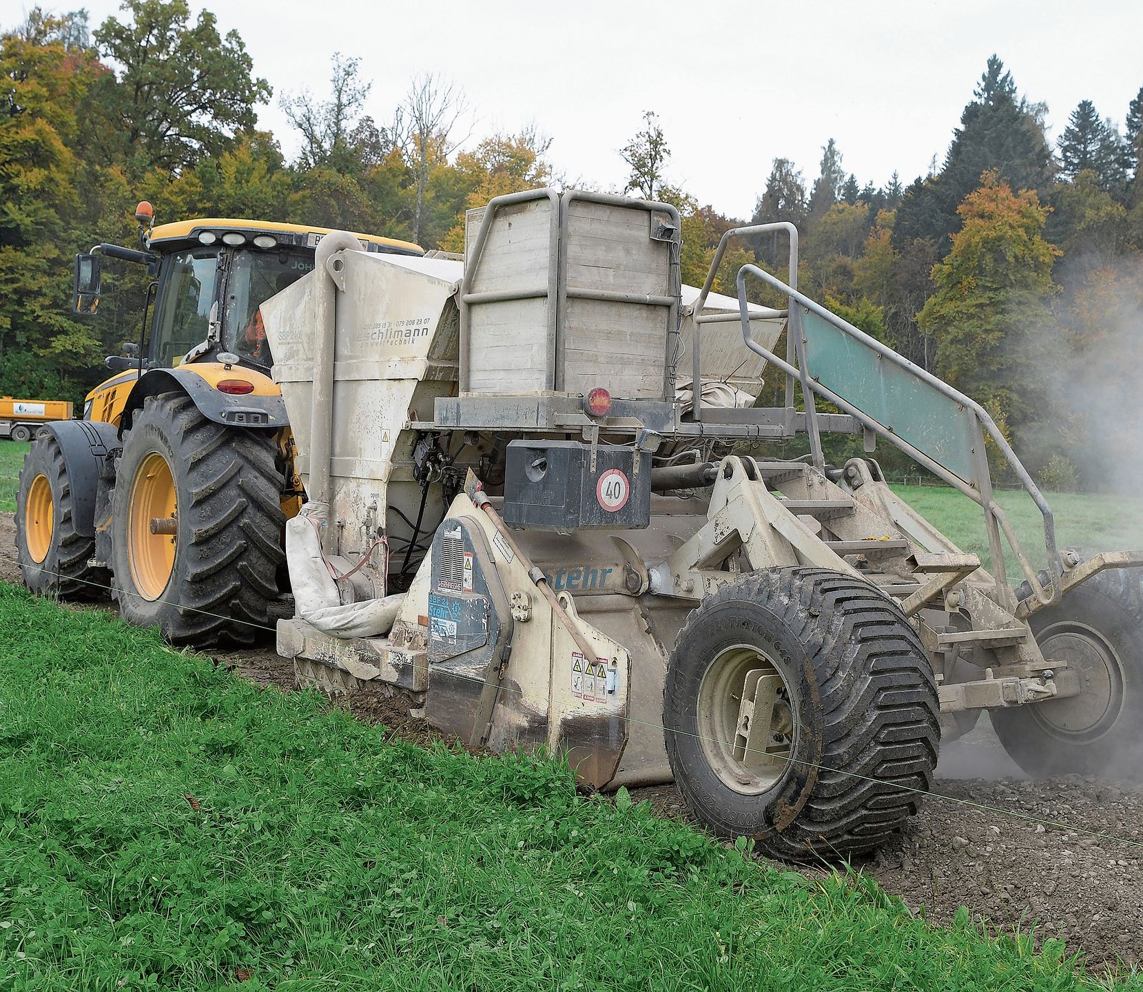 Grosse Maschinen bei den Bauarbeiten am Bergfeldweg.Foto: Andreas Walker