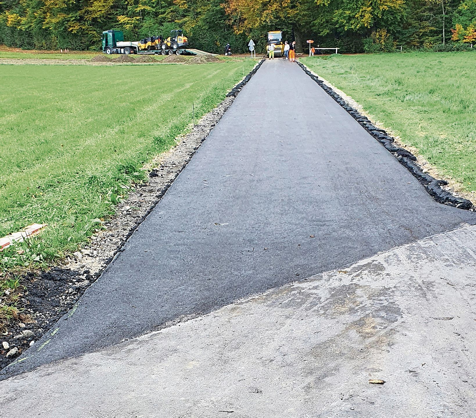 Fertig asphaltierter Weg.Foto: Andreas Walker