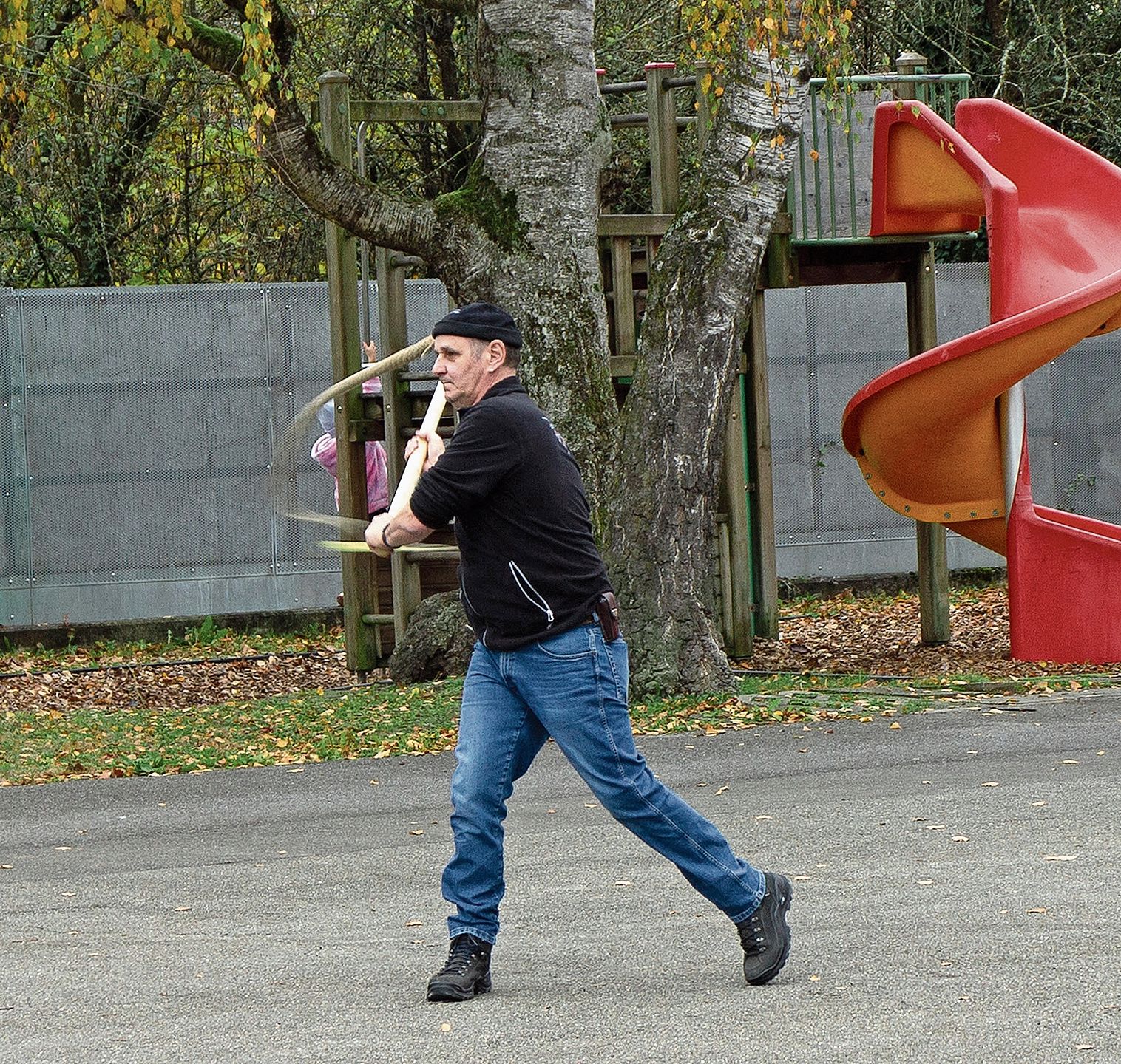 Klaus Hediger prüft eine der kontrollierten Chlausgeisseln.Foto: Verena Schmidtke Klaus Hediger prüft eine der kontrollierten Chlausgeisseln.Foto: Verena Schmidtke
