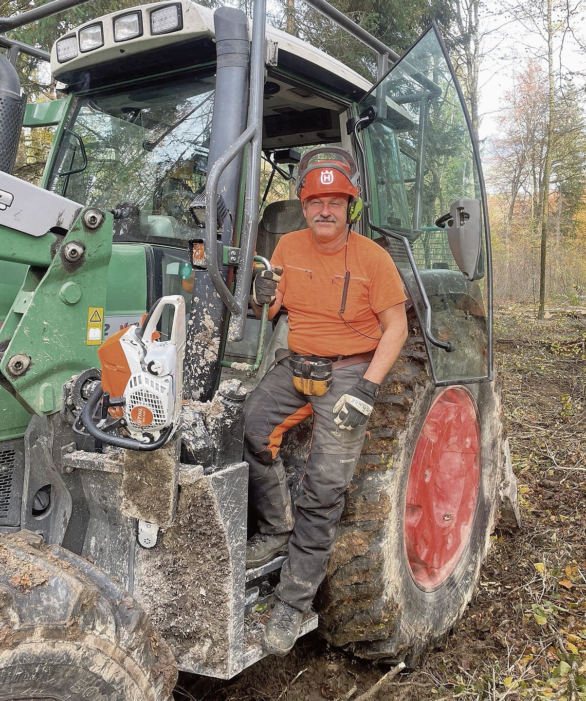 Zwischen Bäumen, Traktor und Motorsäge fühlt sich Johann Neuhaus wohl.Foto: zvg Zwischen Bäumen, Traktor und Motorsäge fühlt sich Johann Neuhaus wohl.Foto: zvg