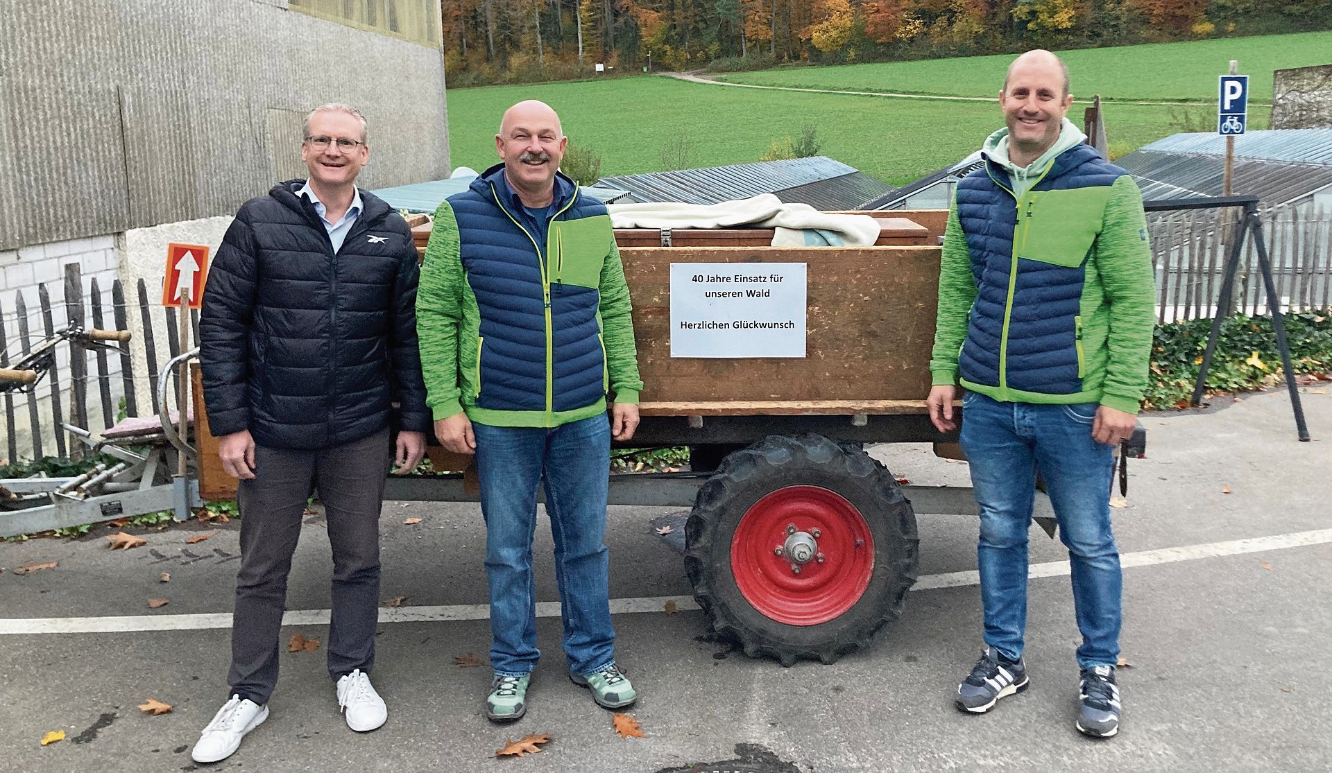 Bernhard Wespi (links, Vizeammann Dintikon) und Forstbetriebsleiter Matthias Bruder (rechts) gratulierten Johann Neuhaus zum 40-Jahr-Jubiläum.Foto: zvg Bernhard Wespi (links, Vizeammann Dintikon) und Forstbetriebsleiter Matthias Bruder (rechts) gratulierten Johann Neuhaus zum 40-Jahr-Jubiläum.Foto: zvg