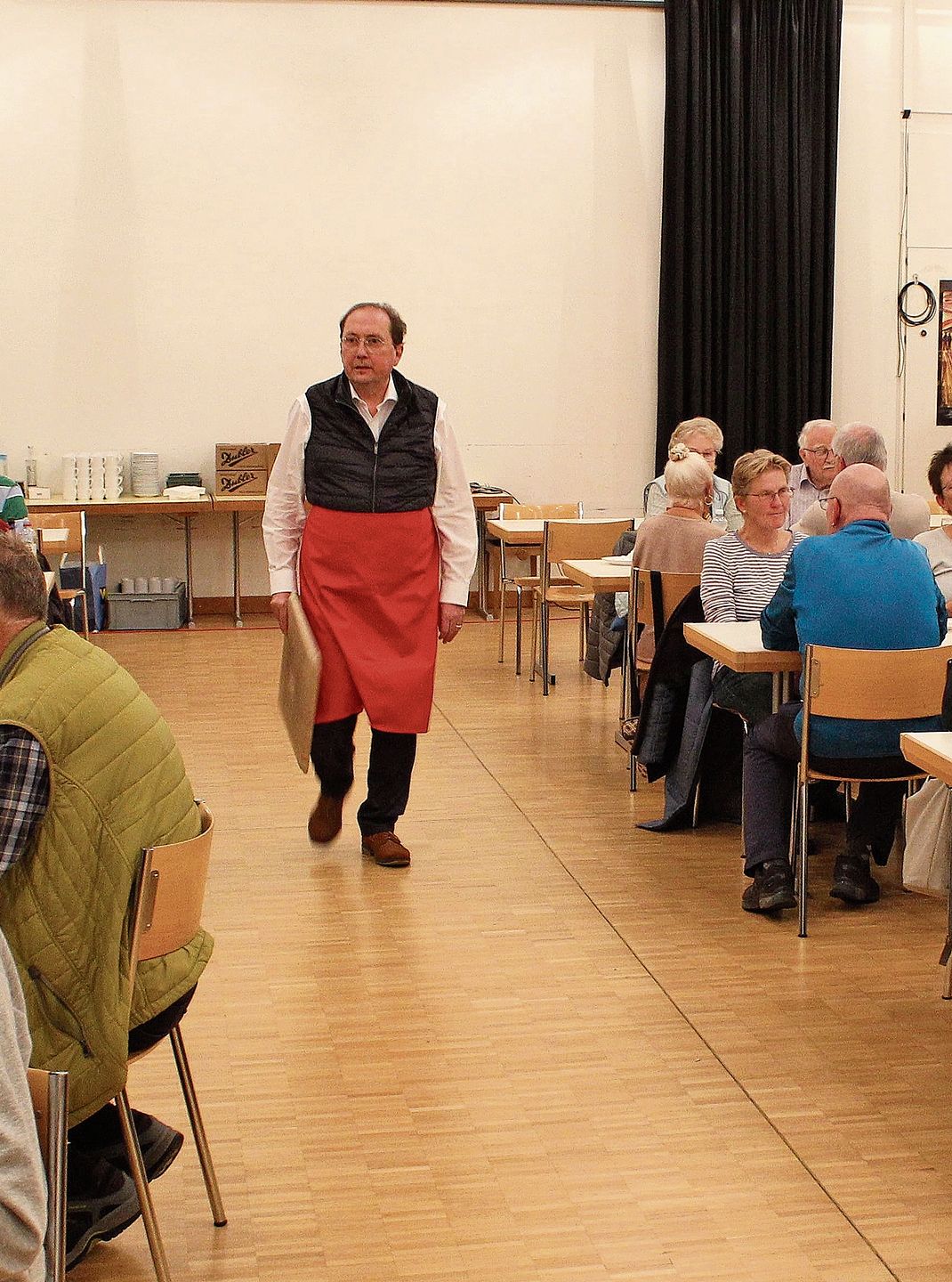 Gemeindeammann Jörg Bruder beim Servieren.Foto: Debroa Hugentobler
