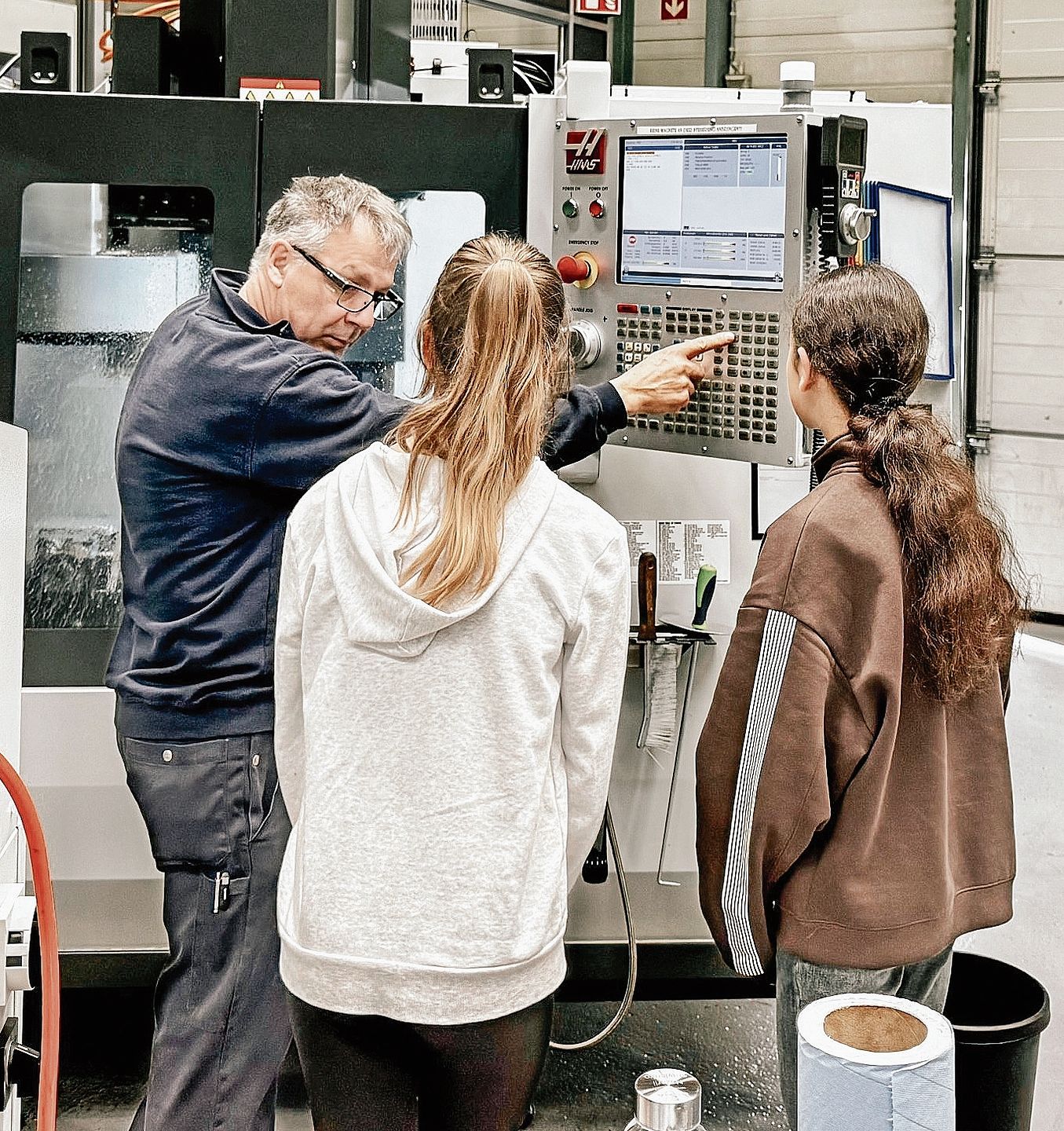 Bei der Urma AG in Rupperswil erhielten die Jugendlichen praxisnahe Eindrücke.Foto: zvg Bei der Urma AG in Rupperswil erhielten die Jugendlichen praxisnahe Eindrücke.Foto: zvg