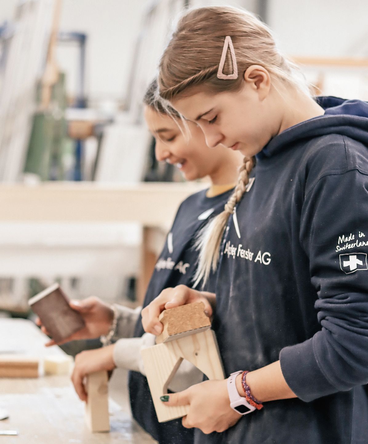 Feilen an den eigenen Werkstücken.Foto: Romi Schmid Feilen an den eigenen Werkstücken.Foto: Romi Schmid