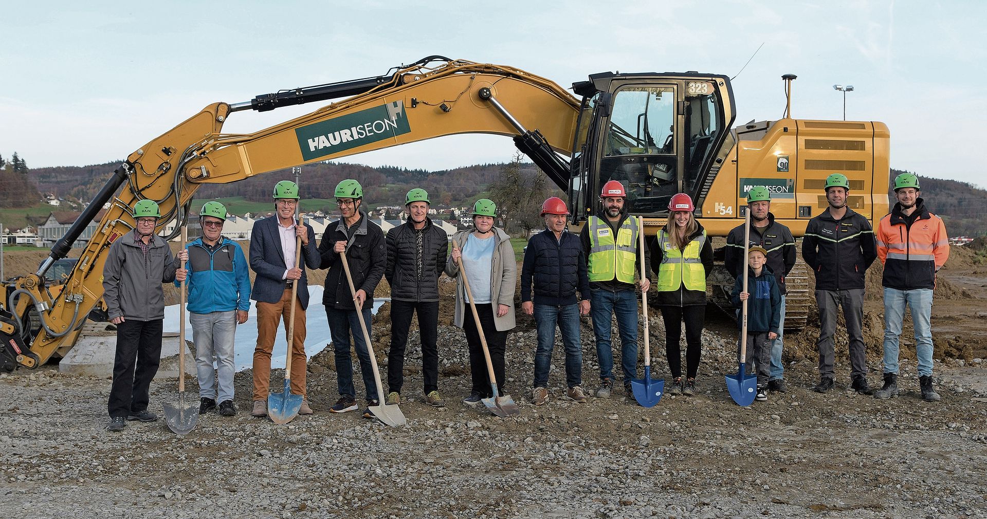 Beim Spatenstich anwesend waren Vertreterinnen und Vertreter der beiden Gemeinderäte Seon und Egliswil, der Feuerwehr Seon-Egliswil, der Walker Architekten, der Bauverwaltung, der Finanzen und der Technischen Betriebe Seon vor dem Bagger der Firma Hauri.Foto: Andreas Walker