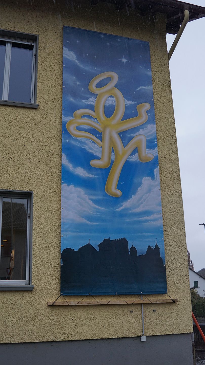 Per Kran wurde das Banner am Montag montiert. Foto: Rinaldo Feusi