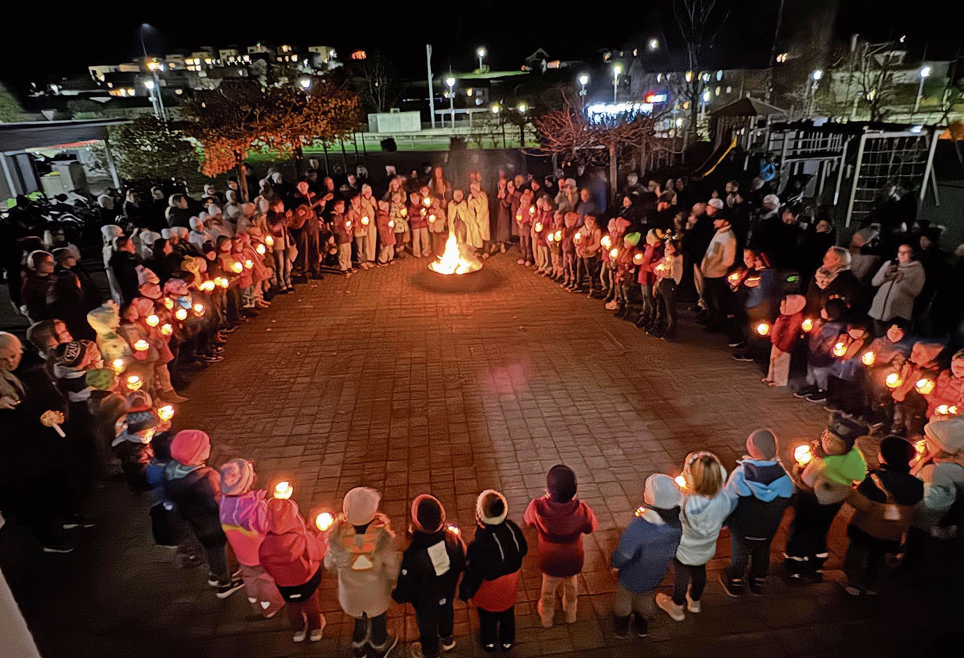 Nach dem Umzug versammelten sich alle auf dem Schulhausplatz um das Feuer und sangen Lieder.Foto: Andreas Walker