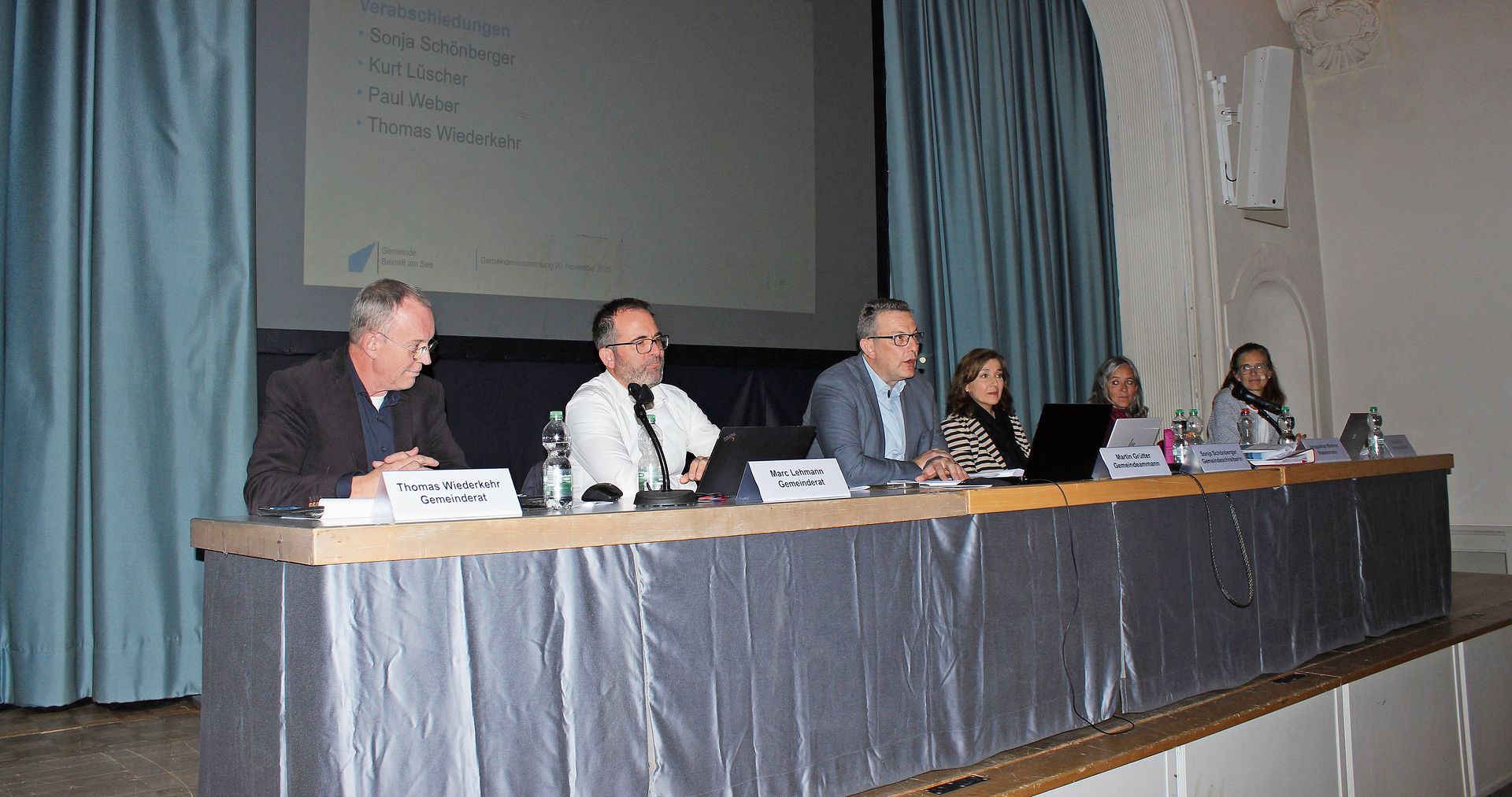 Der Gemeinderat von Beinwil am See darf sich auf eine angemessenere Auszahlung freuen. Die Bevölkerung verdankte die intensive, aber auch saubere Buchführung.Foto: Debora Hugentobler