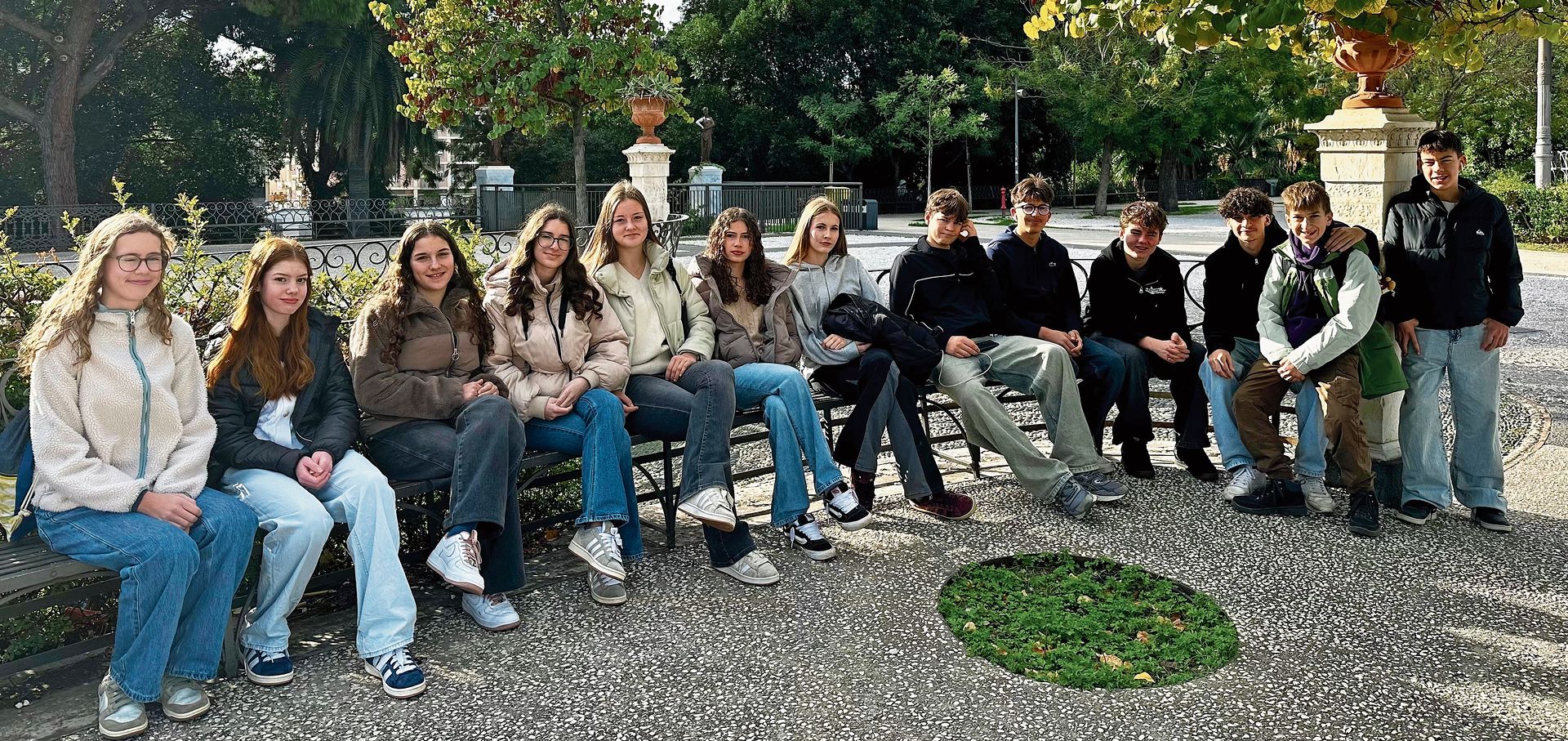 Die 13 Jugendlichen der Kreisschule Chestenberg im Zentrum von Catania.Foto: zvg