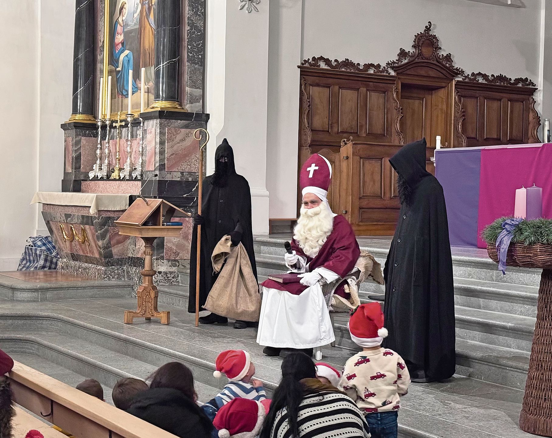 Samichlaus und Schmutzli sind bereit, Versli zu hören.Foto: Verena Schmidtke Samichlaus und Schmutzli sind bereit, Versli zu hören.Foto: Verena Schmidtke