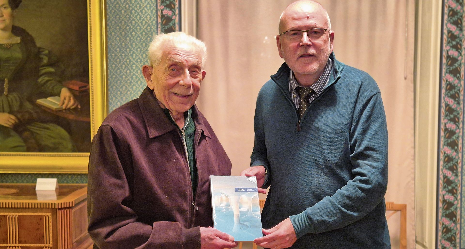 Mit 97 Jahren noch rüstig: Alt Stadtoberförster Niklaus Lätt an der Vernissage der «Lenzburger Neujahrsblätter 2026» mit Redaktionsleiter Fritz Thut. Foto: Emanuel Freudiger