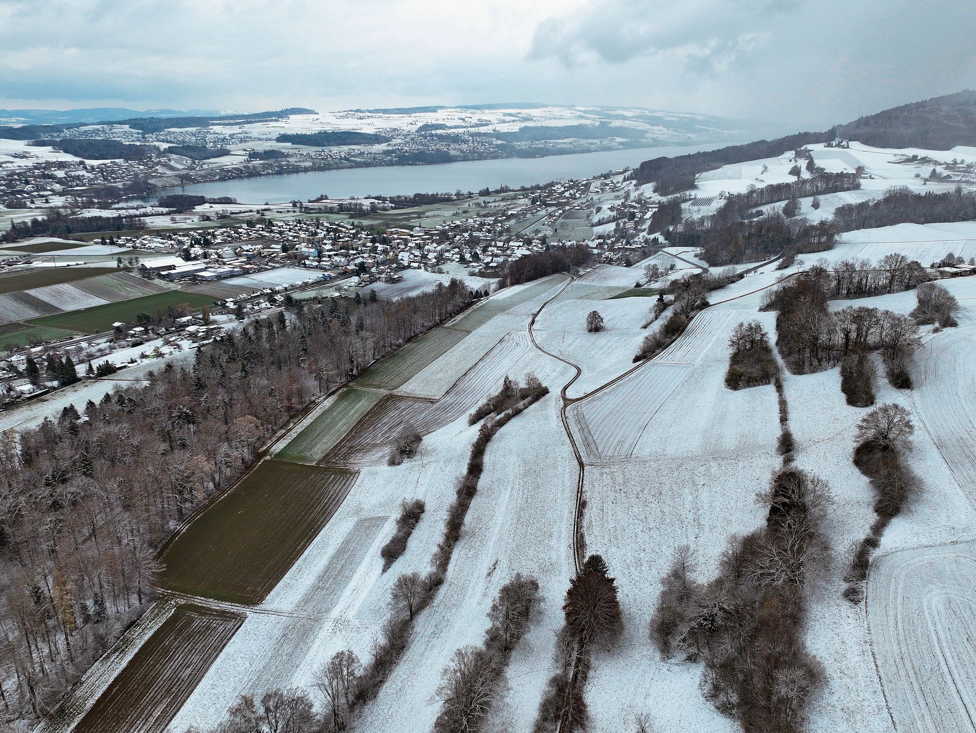 Winter: Der Schnee bedeckt die Felder und über die Landschaft legt sich eine sanfte Winterruhe.Foto: Andreas Walker