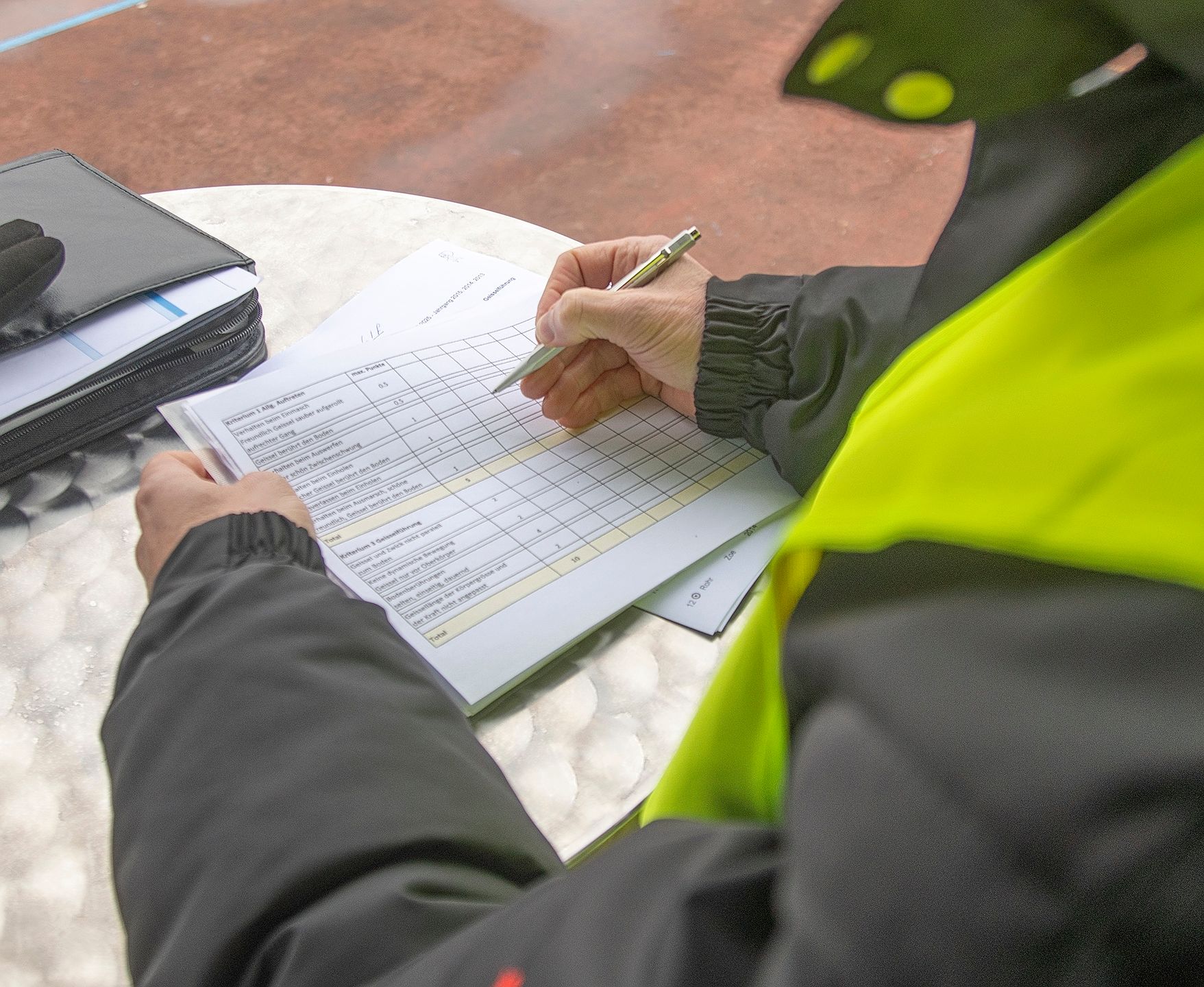 Blick über die Schulter beim Punkteverteilen.Foto: Peter Winkelmann Blick über die Schulter beim Punkteverteilen.Foto: Peter Winkelmann