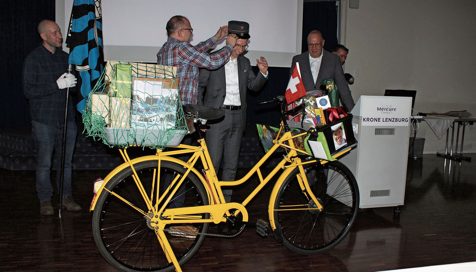 Stefan Regli wird Besitzer eines raren Postvelos.Foto: Debora Hugentobler