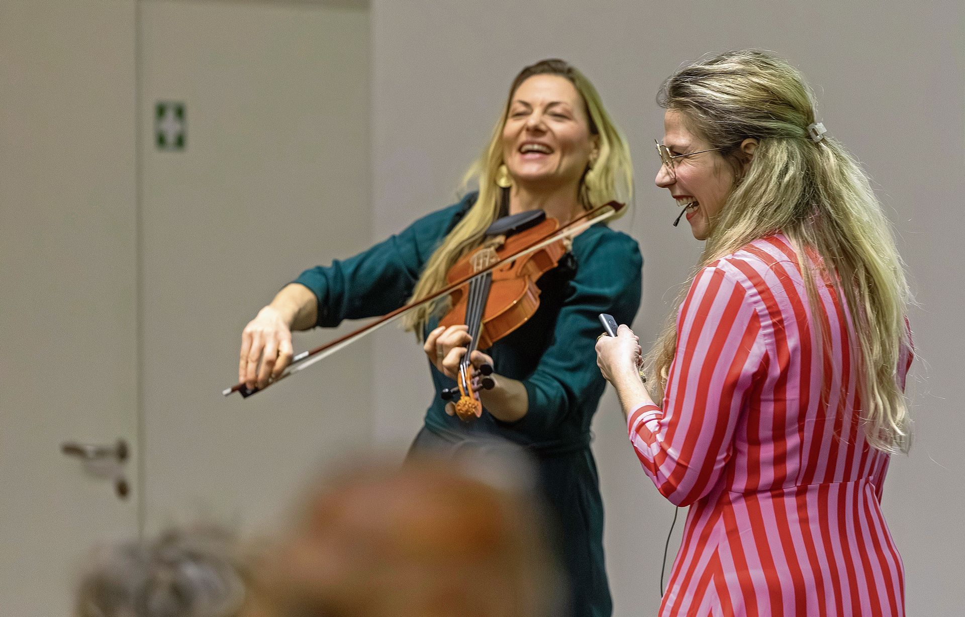 Brachten gute Stimmung im Gepäck: Barbara Studer und Manuela Adcock.Foto: zvg