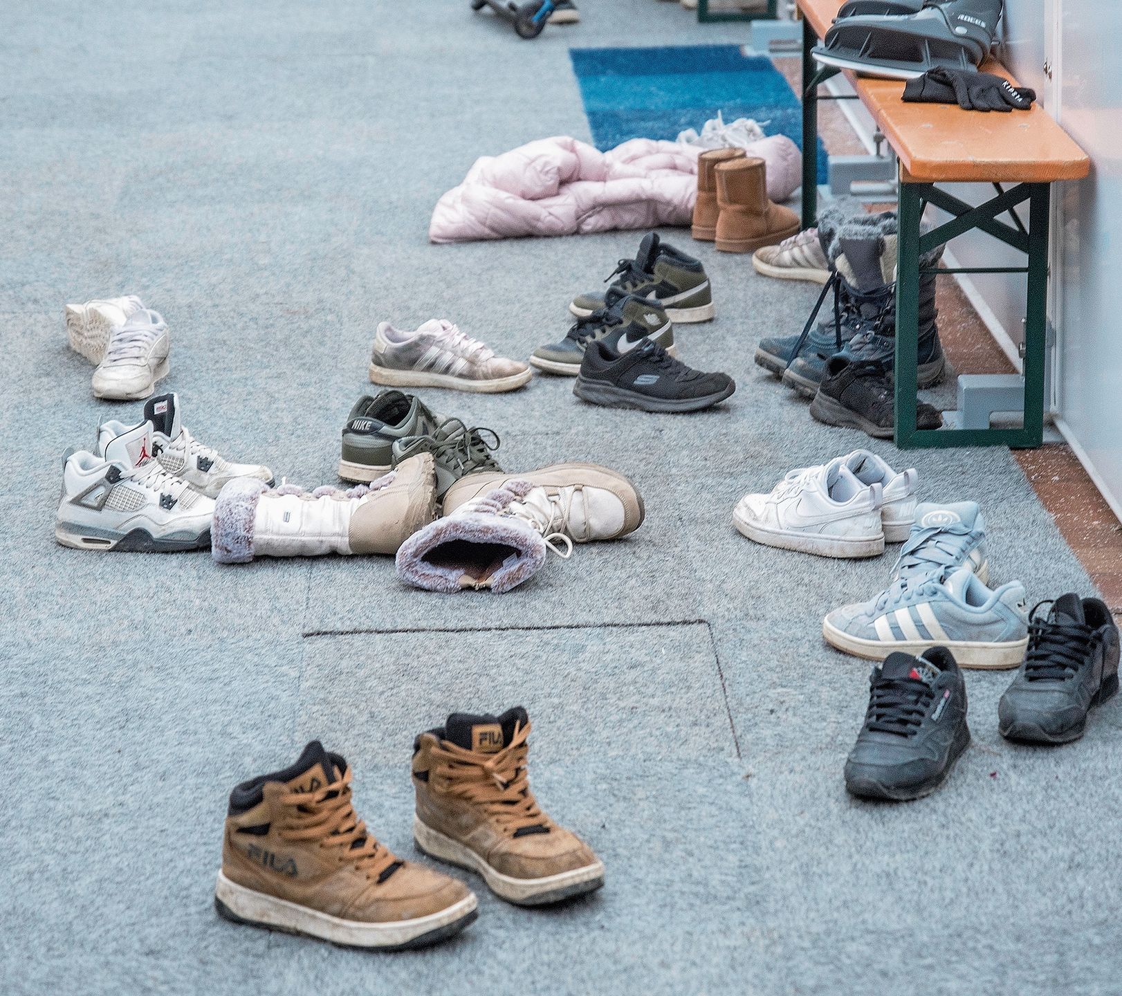 Je mehr Schuhe, desto mehr Personen tummeln sich auf der Eisfläche.