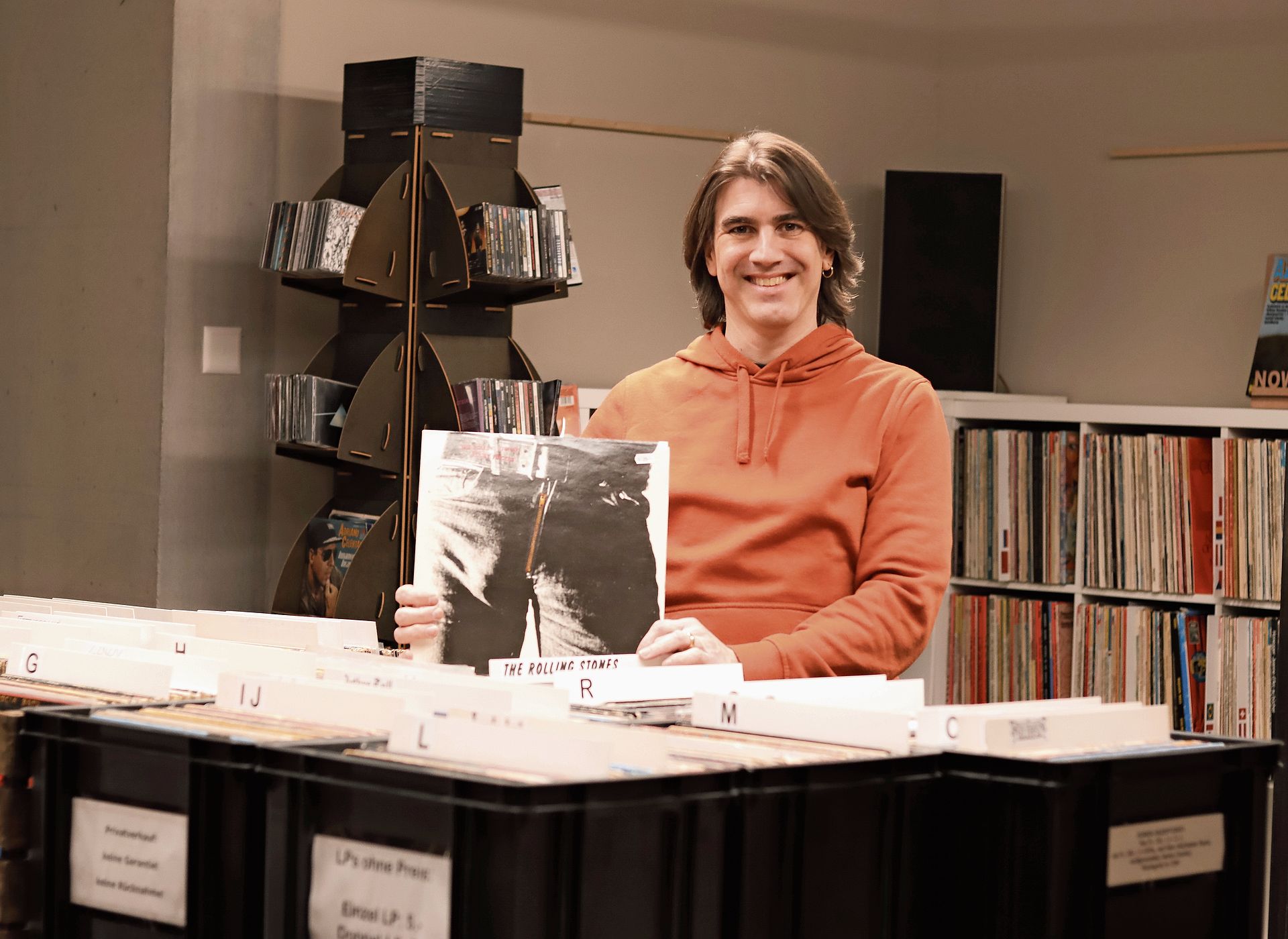 Livio Kurmann in seinem Laden «Tschent Vinyl».Foto: Romi Schmid 