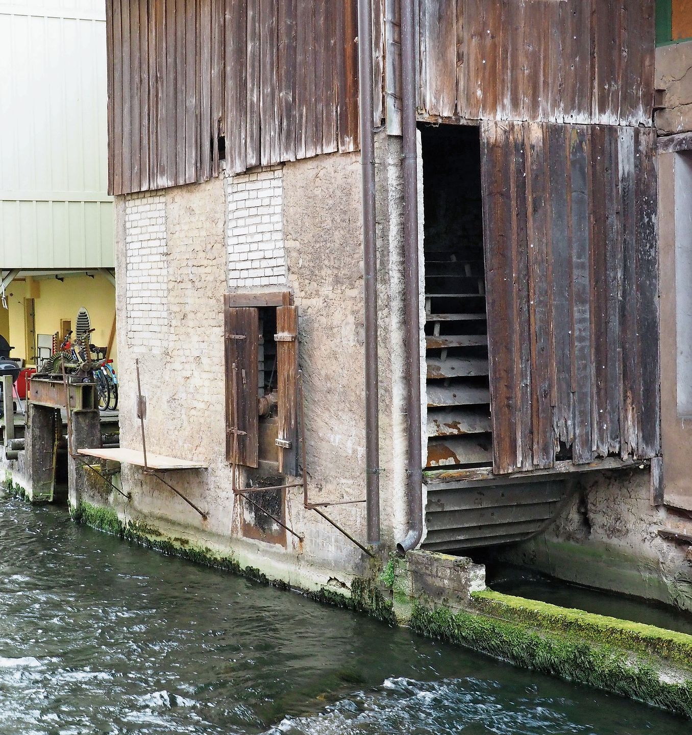 Vom Wasserrad war nicht viel zu sehen. Hinter einem Bretterverschlag sind nur ein paar Schaufeln zu erkennen.  Foto:  zvg