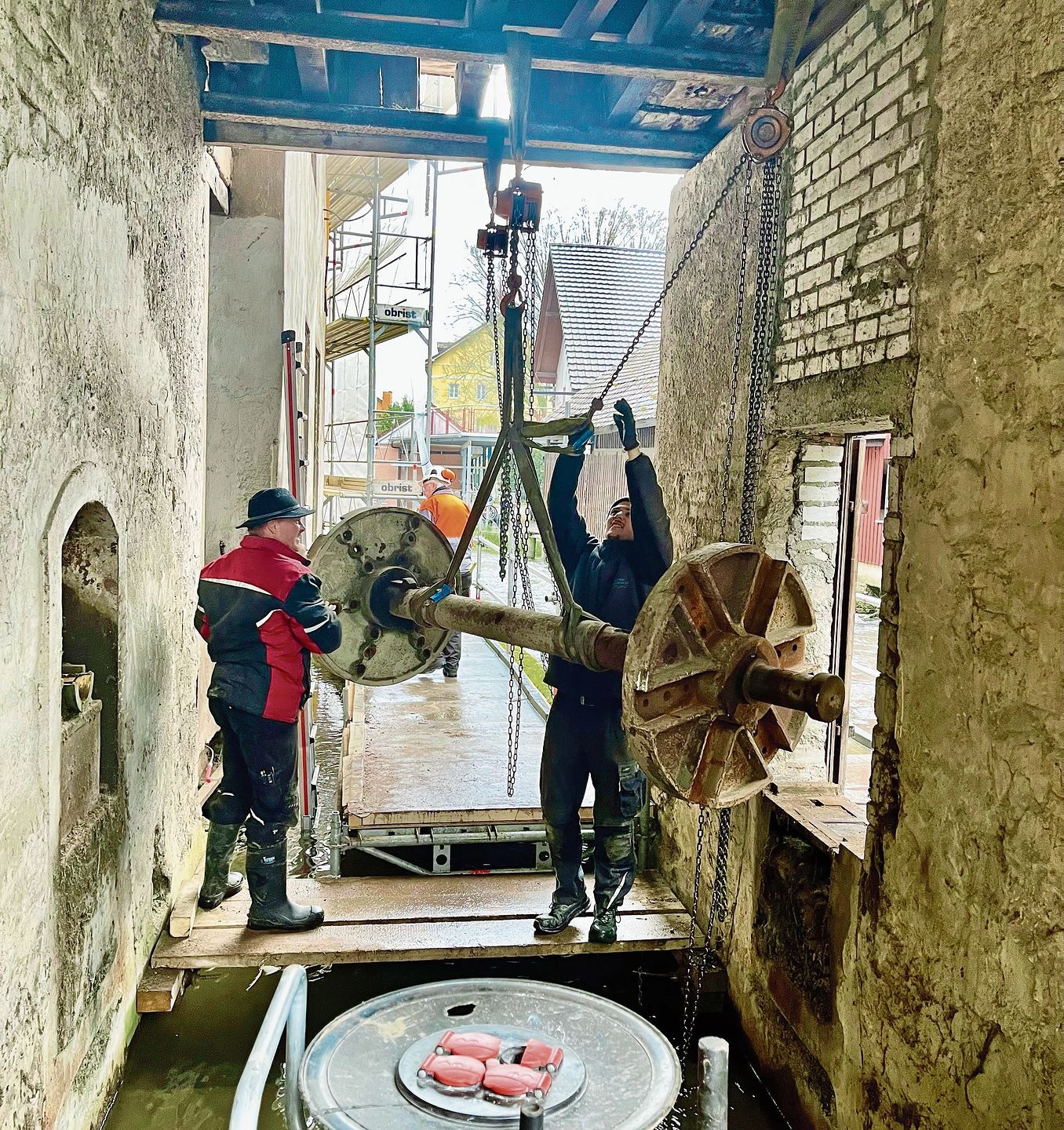 Die Demontage ist weit fortgeschritten, die Hauptwelle wird ausgebaut. Foto: zvg