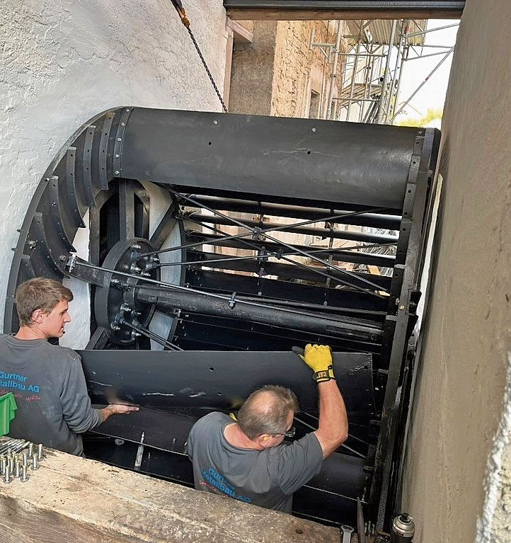 Remontage des Wasserrades , Schaufel um Schaufel kommt wieder an ihren Platz.Foto: zvg