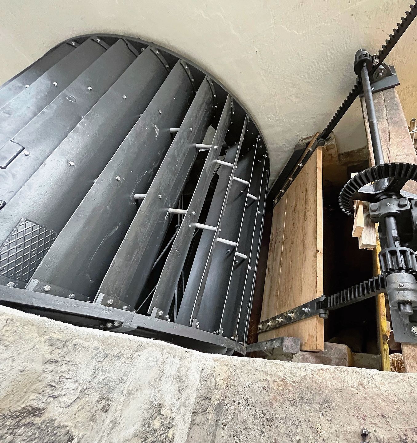 Alles bereit zum Test:  Wasserrad und Dosierschild sind in Position.Foto: zvg