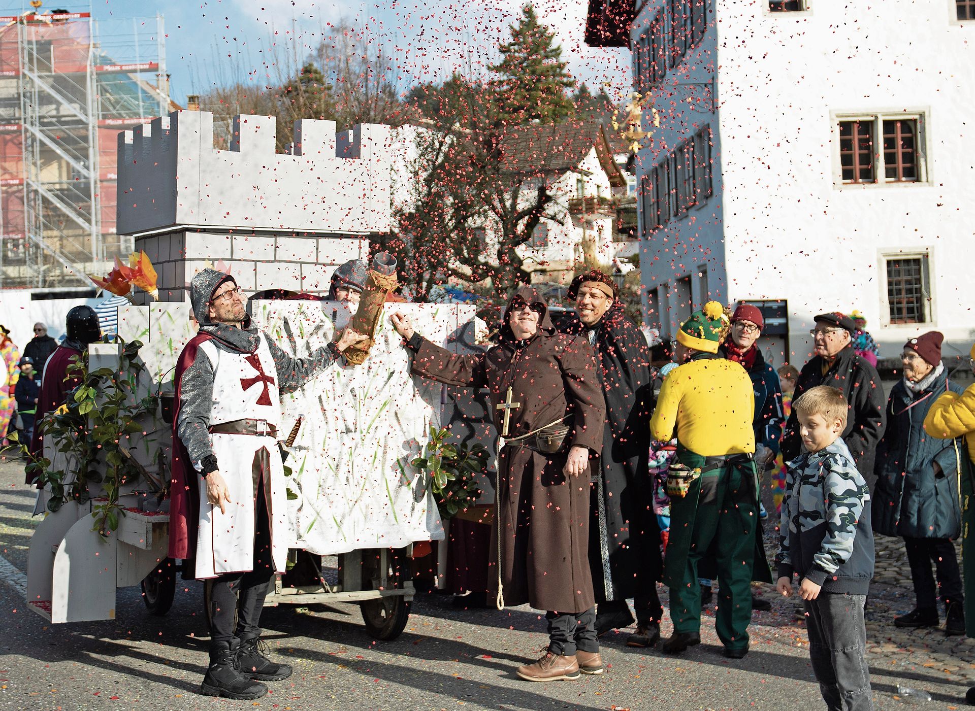 Konfettiregen dank der Sarmi Geischter.Foto: Verena Schmidtke